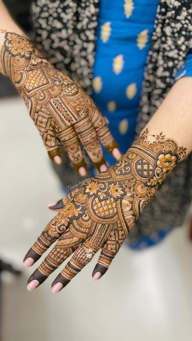 Semi-Heavy Party Henna photo 2